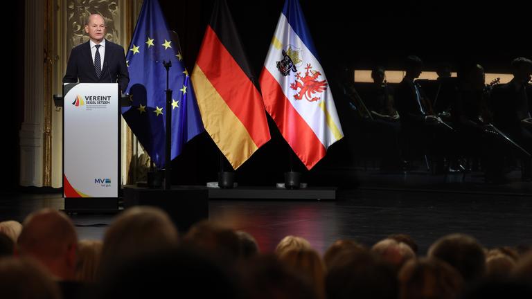 Olaf Scholz spricht auf dem Festakt im Mecklenburgischen Staatstheater.