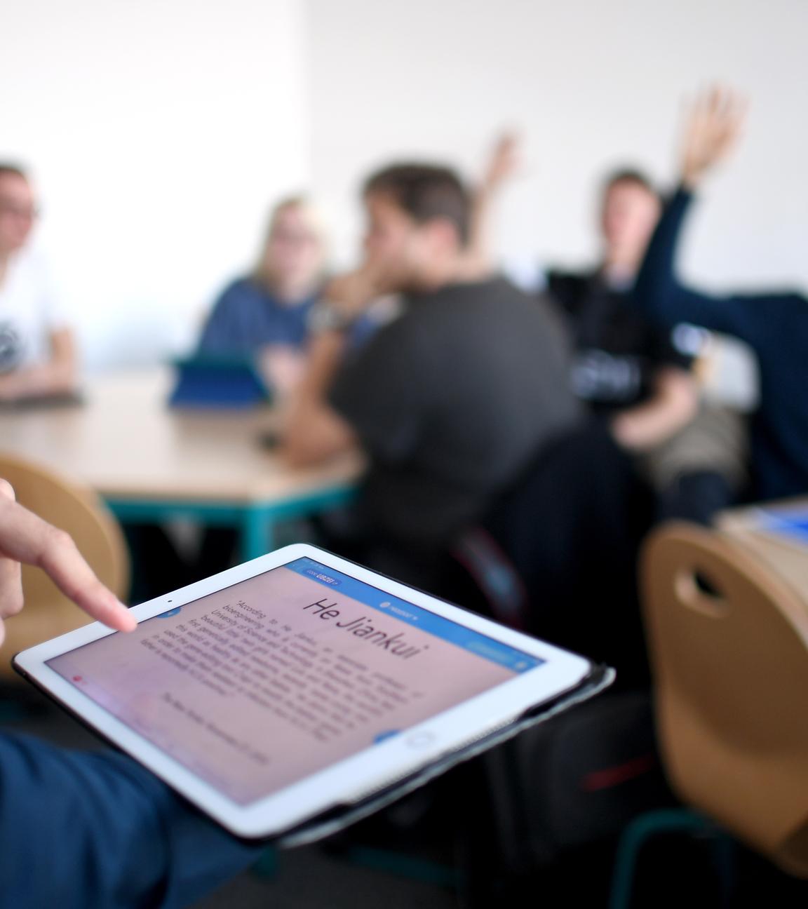 berlin, neustrelitz: jasin pe-a cabrera, englischlehrer am gymnasium carolinum, unterrichtet mit hilfe eines ipads.