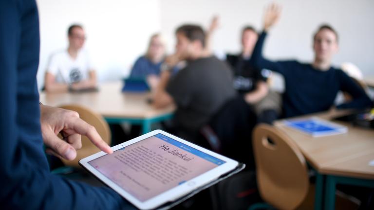 berlin, neustrelitz: jasin pe-a cabrera, englischlehrer am gymnasium carolinum, unterrichtet mit hilfe eines ipads.