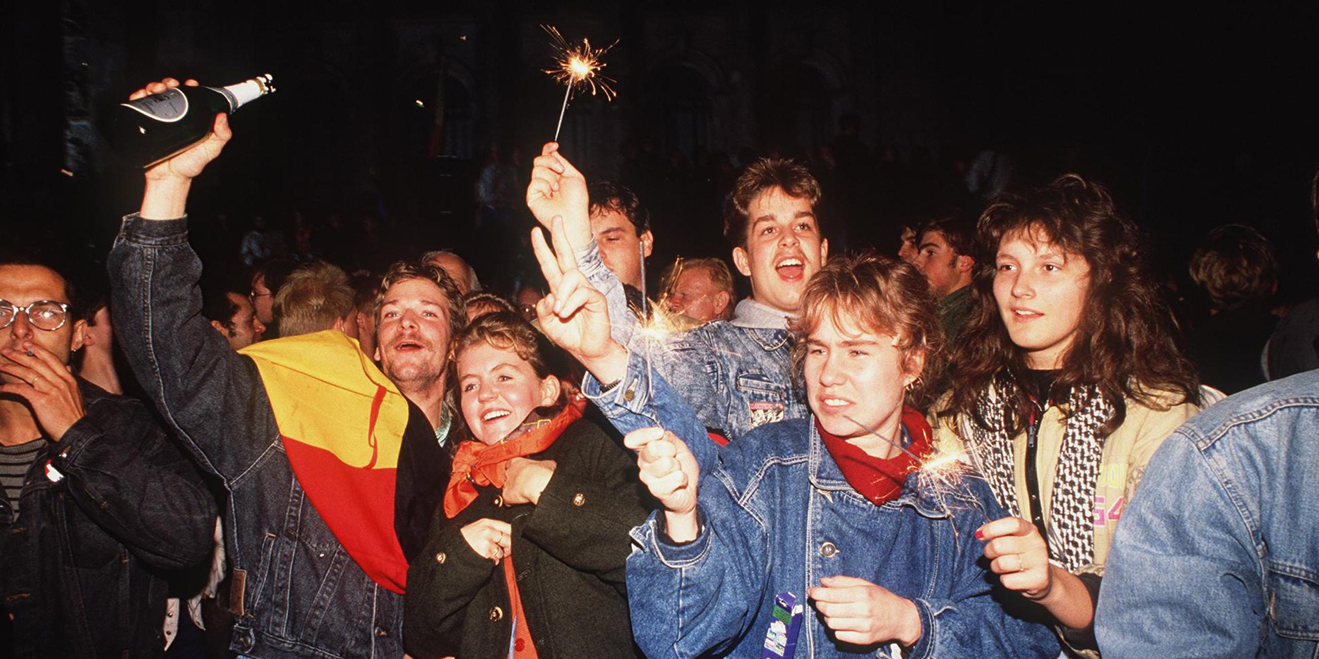 Deutsche feiern am 3. Oktober 1990 in Berlin die Wiedervereinigung Deutschlands.