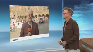 Ralf Szepanski im Gespräch mit einer Reporter in Bremen