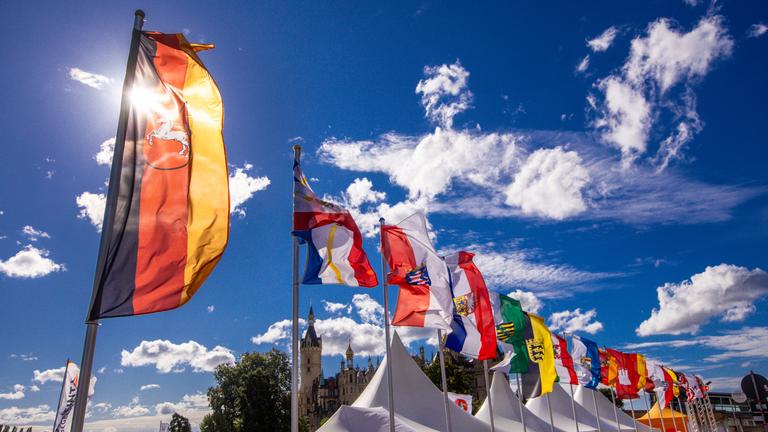 Die Fahnen aller deutschen Bundesländer wehen vor dem Schweriner Schloss.