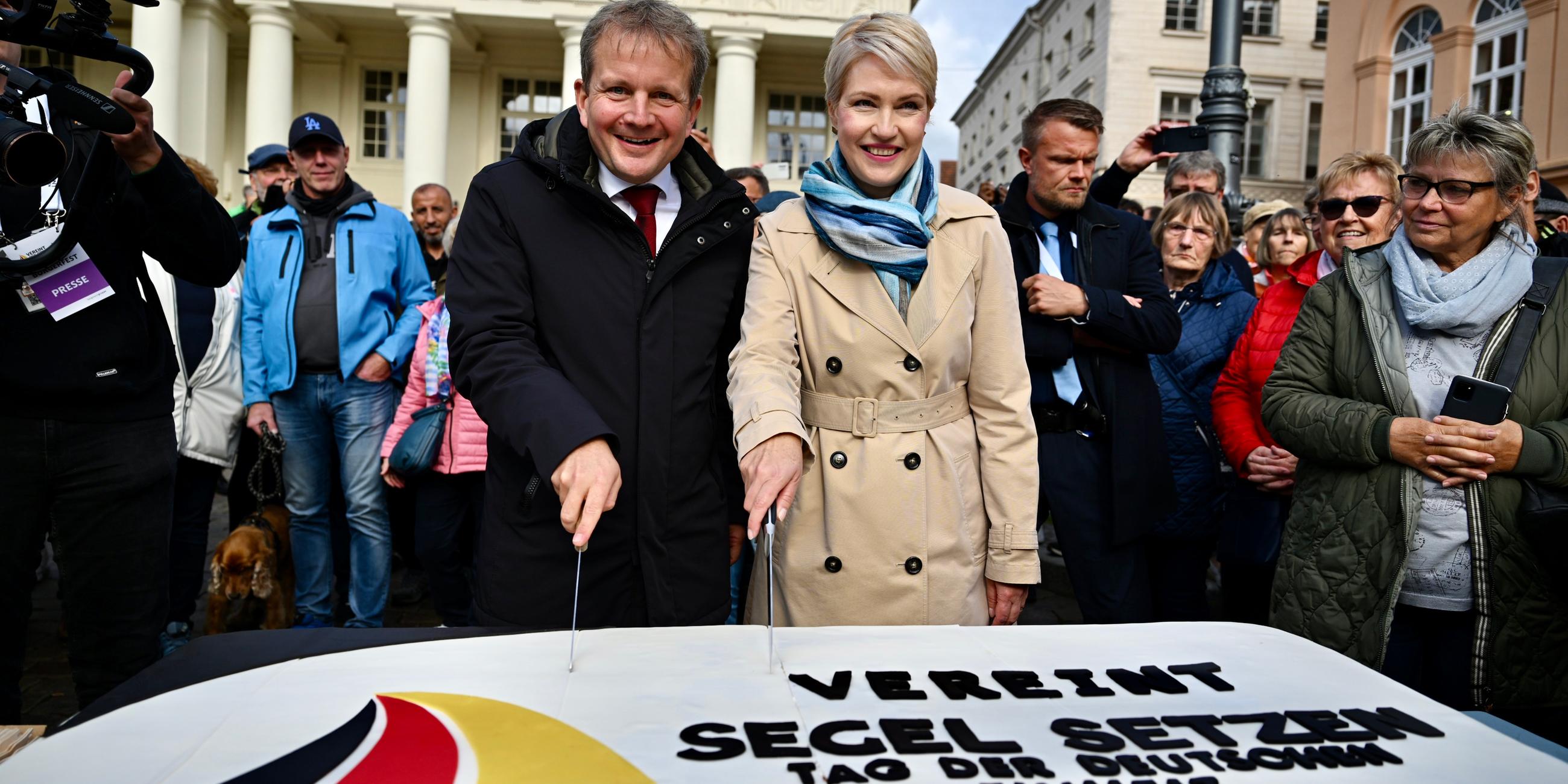 Mecklenburg-Vorpommerns Ministerpräsidentin Manuela Schwesig und Schwerins Oberbürgermeister Dr. Rico Badenschier eröffneten gemeinsam das Bürgerfest zum Tag der Deutschen Einheit 2024 in Schwerin.
