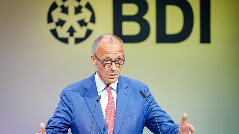 Bundeskanzler Friedrich Merz (CDU) spricht beim Tag der deutschen Industrie.