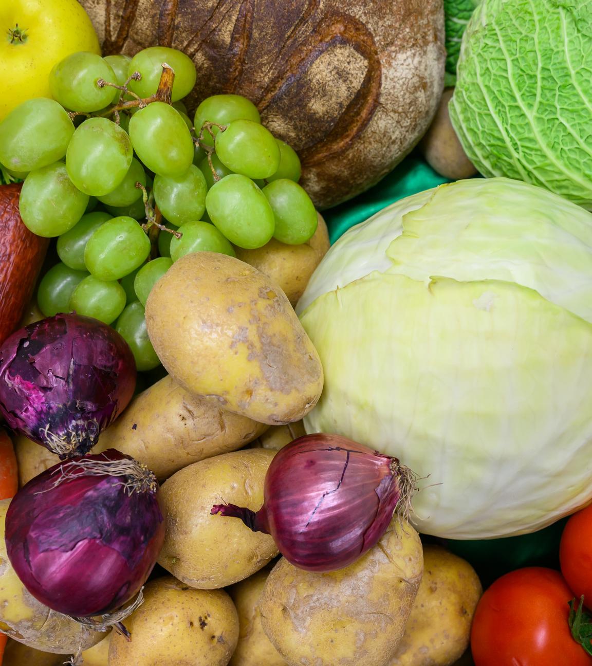 Verschiedene Obst- und Gemüsesorten in einem Korb.