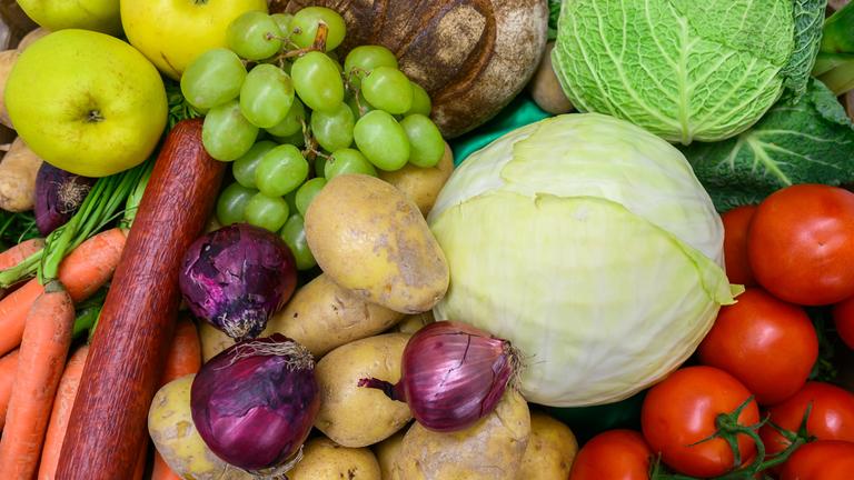 Verschiedene Obst- und Gemüsesorten in einem Korb.
