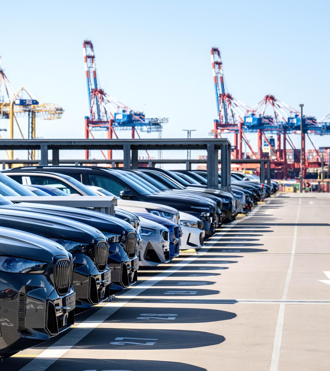 01.04.2025, Bremen, Bremerhaven: Autos werden im Hafen am BLG Autoterminal Bremerhaven auf Schiffe verladen.