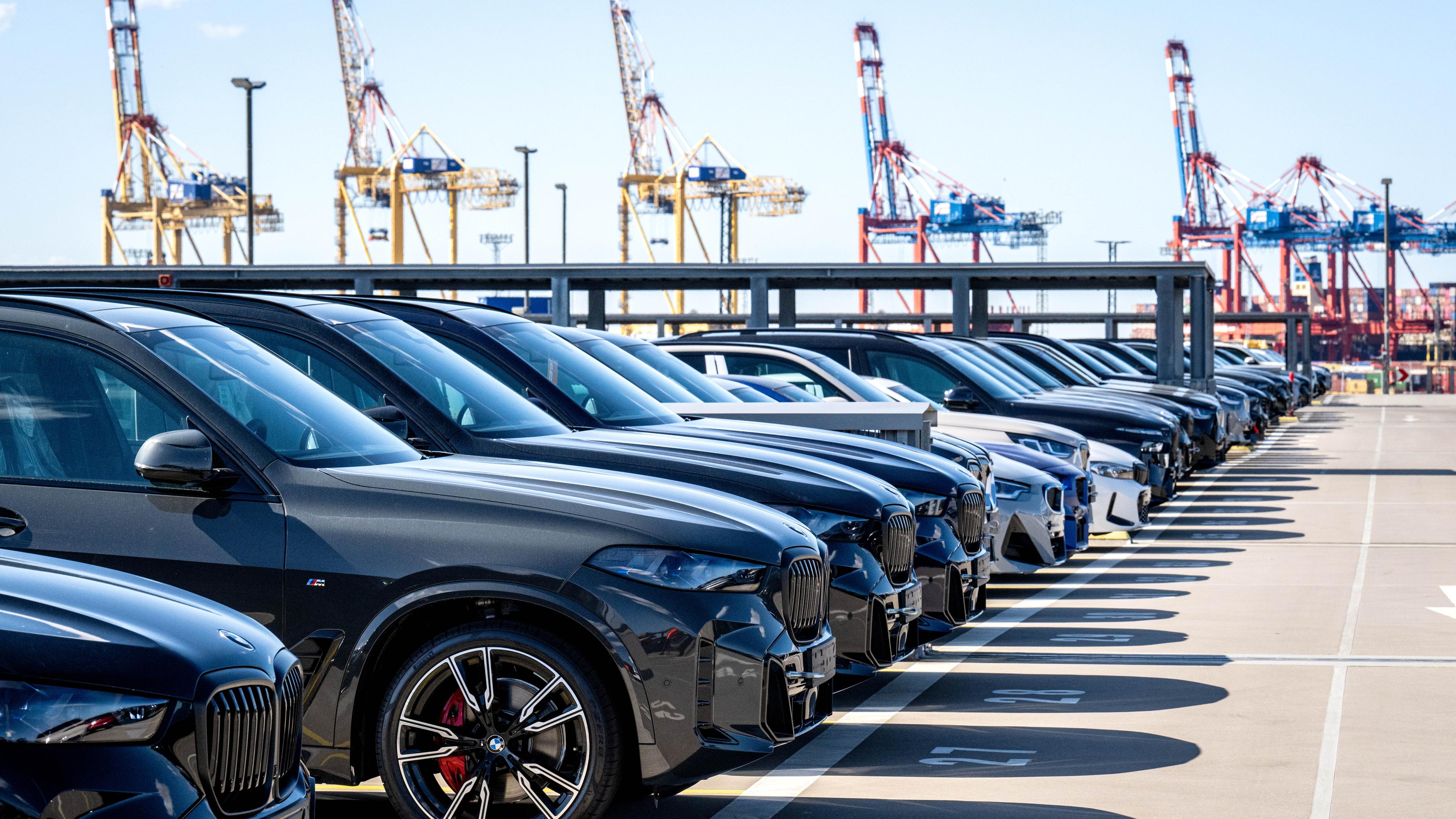 01.04.2025, Bremen, Bremerhaven: Autos werden im Hafen am BLG Autoterminal Bremerhaven auf Schiffe verladen.