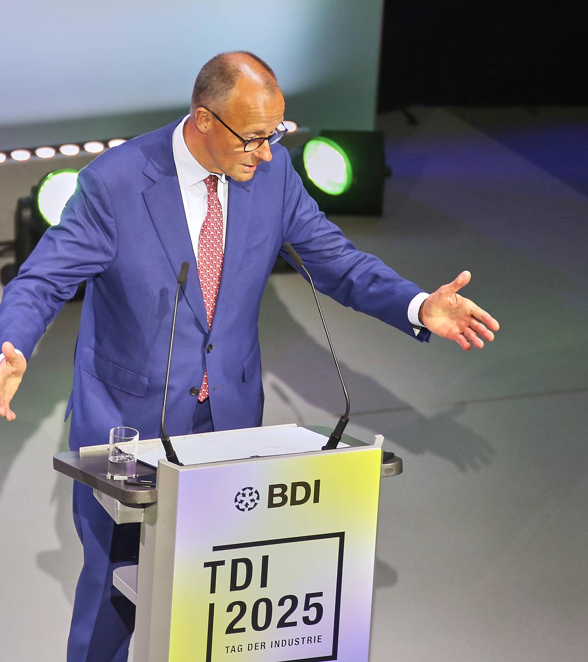 Bundeskanzler Friedrich Merz hält eine Rede.