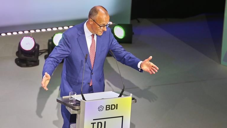 Bundeskanzler Friedrich Merz hält eine Rede.