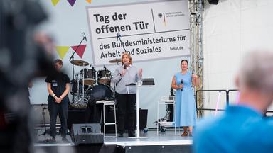 Bärbel Bas (SPD, M), Bundesministerin für Arbeit und Soziales, spricht am Tag der offenen Tür der Bundesregierung 