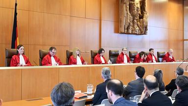  Der Zweite Senat des Bundesverfassungsgerichts, Sigrid Emmenegger, Peter Frank, Rhona Fetzer, Astrid Wallrabenstein, Ann-Katrin Kaufhold (Vorsitz), Christine Langenfeld, Thomas Offenloch, Holger Wöckel, eröffnet die mündliche Verhandlung in Sachen Gebäudeenergiegesetzänderungsgesetz.