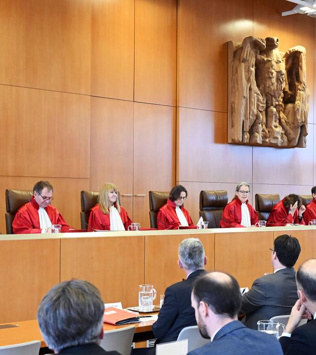  Der Zweite Senat des Bundesverfassungsgerichts, Sigrid Emmenegger, Peter Frank, Rhona Fetzer, Astrid Wallrabenstein, Ann-Katrin Kaufhold (Vorsitz), Christine Langenfeld, Thomas Offenloch, Holger Wöckel, eröffnet die mündliche Verhandlung in Sachen Gebäudeenergiegesetzänderungsgesetz.