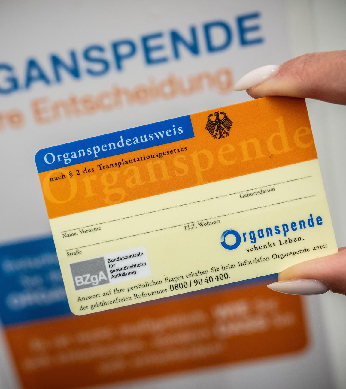 Berlin: Ein Organspendeausweis, aufgenommen im Gesundheitsministerium, vor der Vorstellung eines neuen Online-Register für Erklärungen von Bürgerinnen und Bürgern zur Organspendebereitschaft.