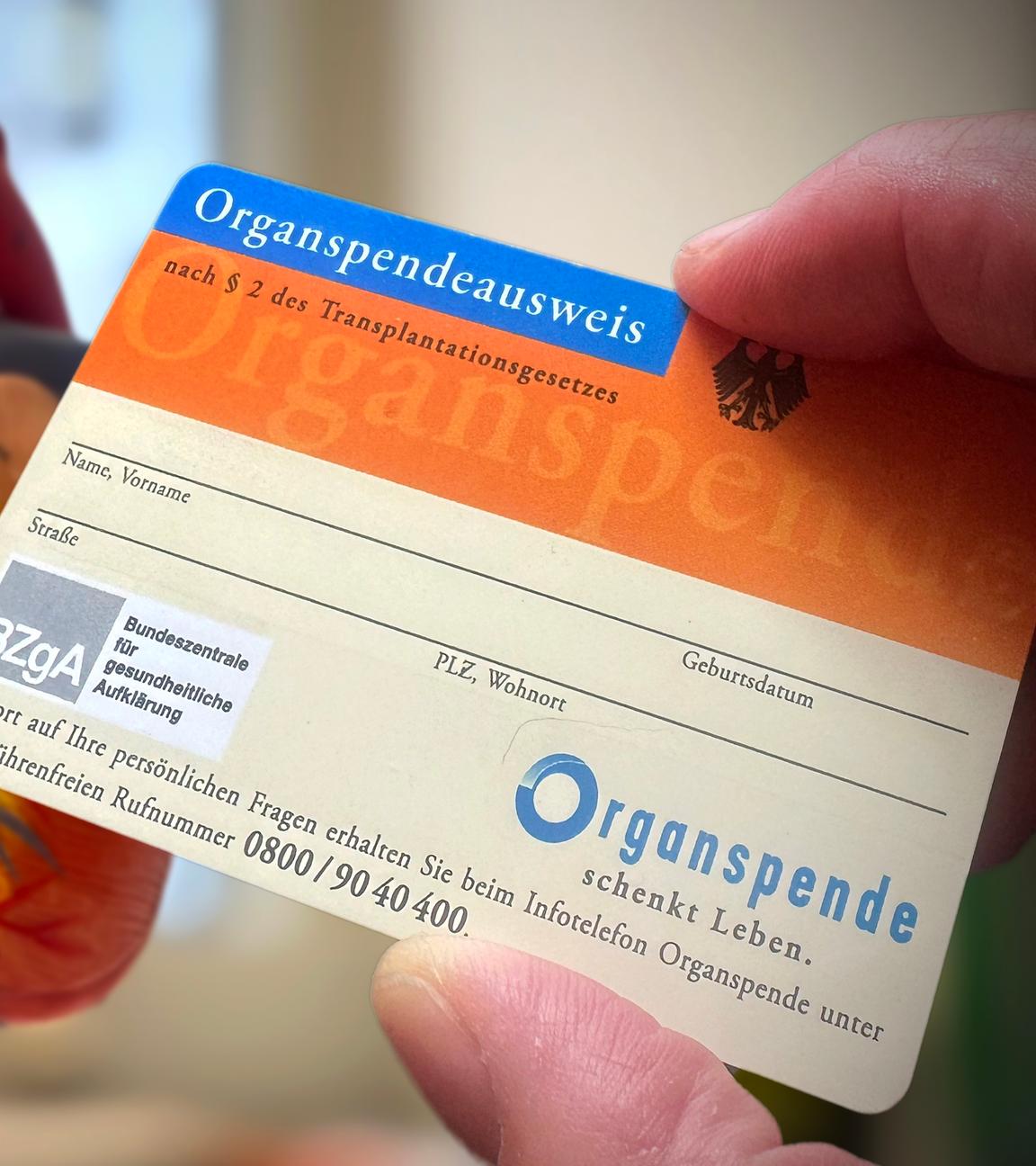 Zu sehen ist ein Organspendeausweis.