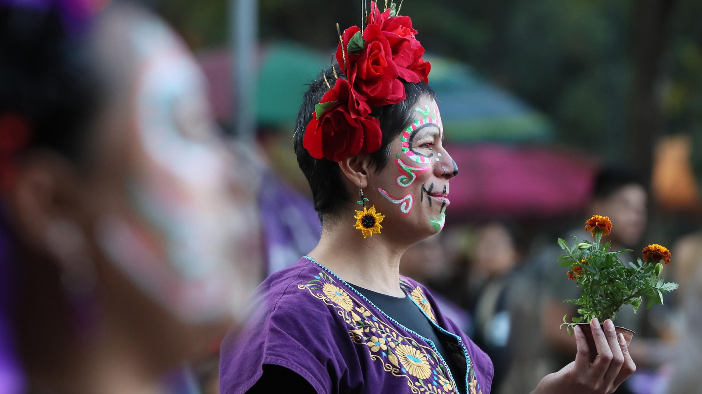 Menschen nehmen während der Feierlichkeiten zum Tag der Toten am 31. Oktober 2025 in Mexiko-Stadt an einem Marsch zur „Antimonumenta“ teil.