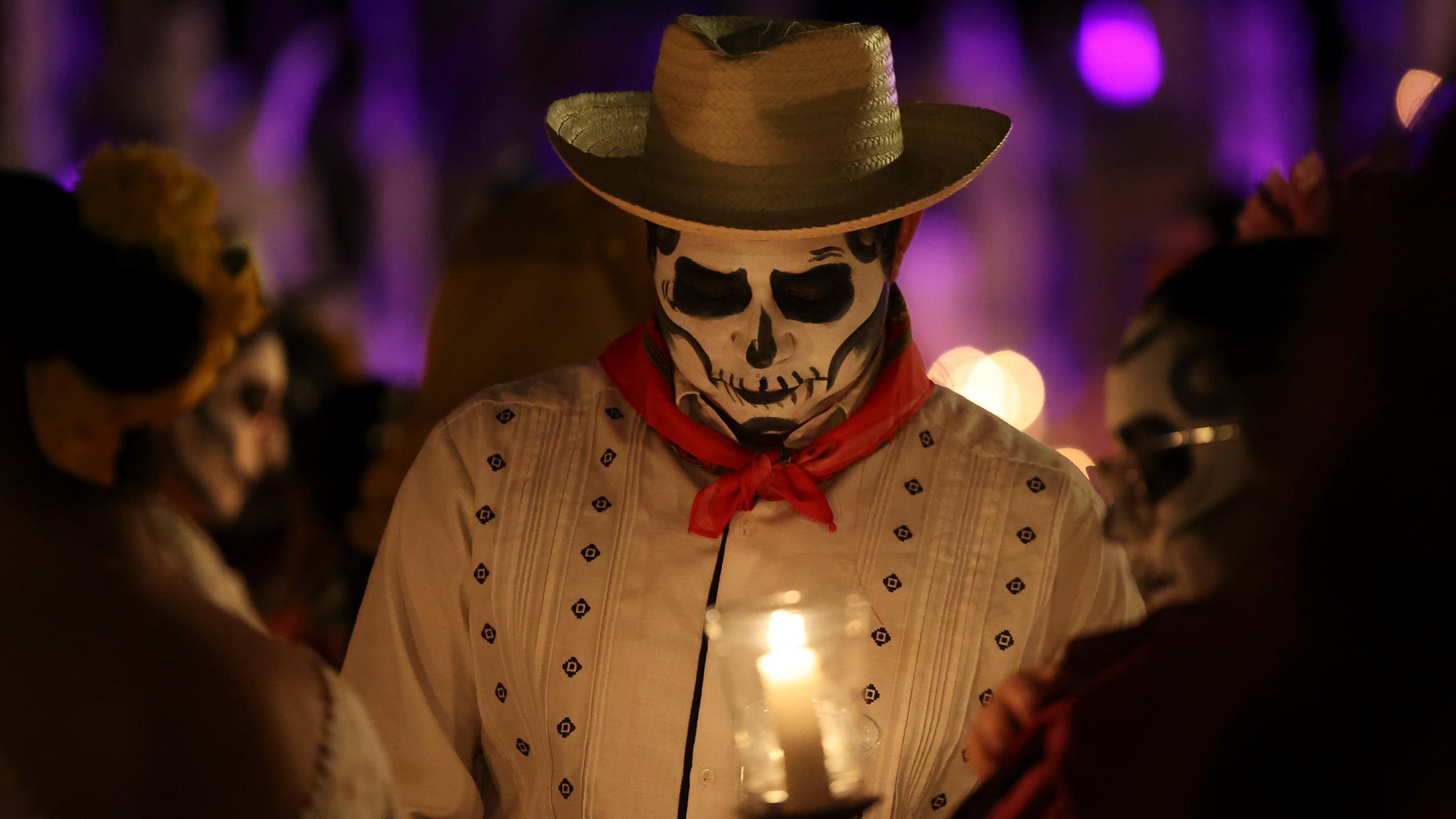 Menschen nehmen am traditionellen „Paseo de las Ánimas“ (Gang der Seelen) teil, der Teil der Feierlichkeiten zum Tag der Toten ist, in den Straßen von Mérida, Yucatán, Mexiko, am 31. Oktober 2025.