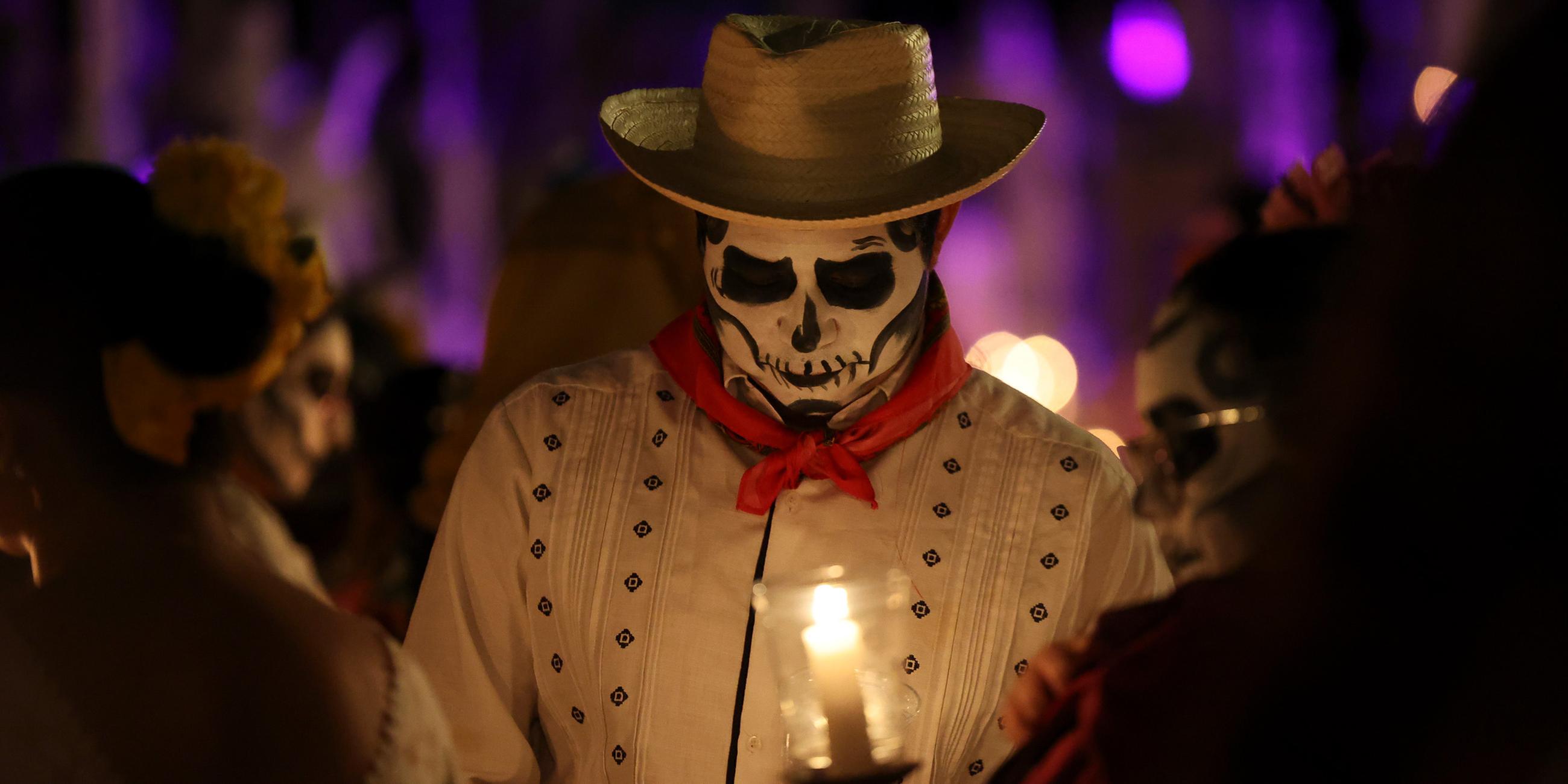 Menschen nehmen am traditionellen „Paseo de las Ánimas“ (Gang der Seelen) teil, der Teil der Feierlichkeiten zum Tag der Toten ist, in den Straßen von Mérida, Yucatán, Mexiko, am 31. Oktober 2025.