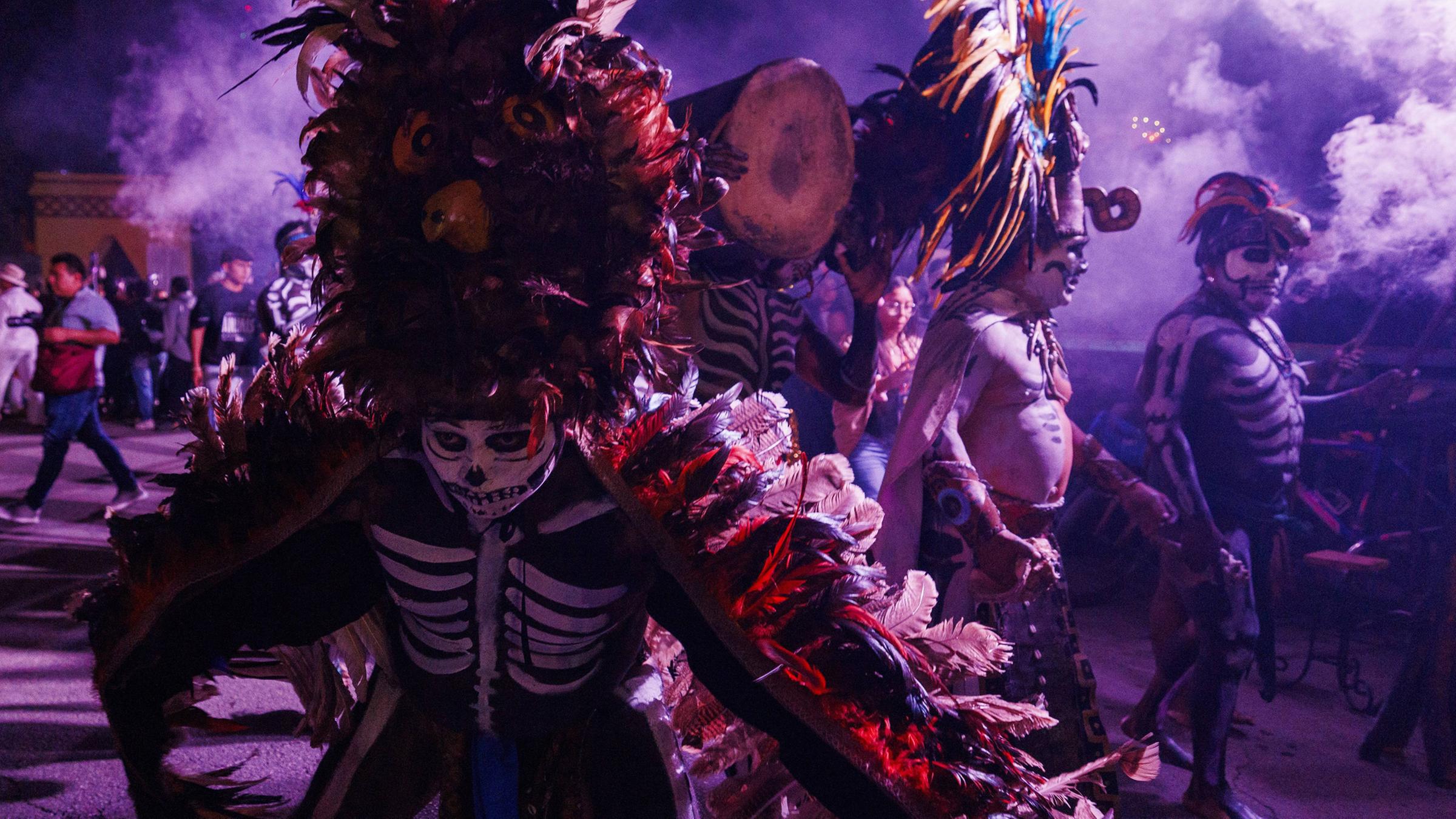 Menschen nehmen am traditionellen „Paseo de las Ánimas“ (Gang der Seelen) in Mérida, Yucatán, teil, Teil der Hanal Pixan-Feierlichkeiten zum Tag der Toten am 31. Oktober 2025.