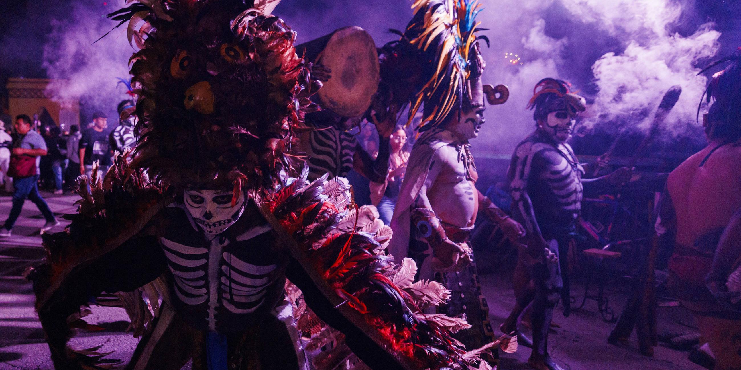 Menschen nehmen am traditionellen „Paseo de las Ánimas“ (Gang der Seelen) in Mérida, Yucatán, teil, Teil der Hanal Pixan-Feierlichkeiten zum Tag der Toten am 31. Oktober 2025.