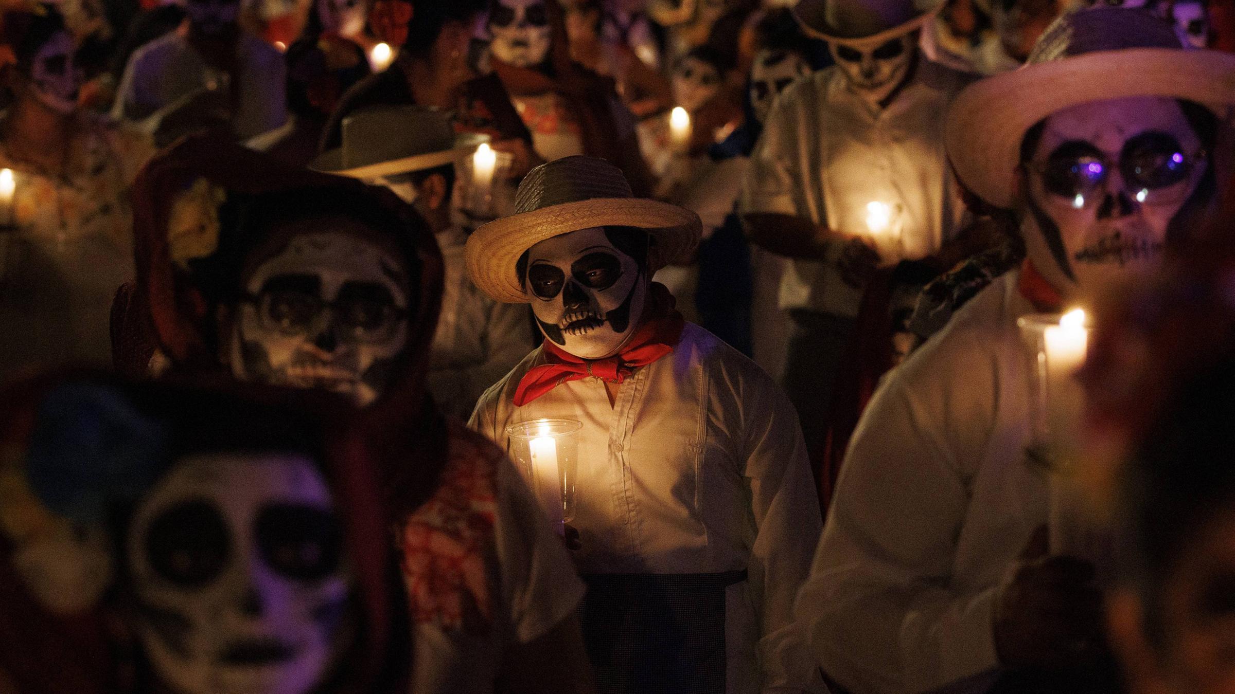 Menschen nehmen am traditionellen „Paseo de las Ánimas“ (Gang der Seelen) in Mérida, Yucatán, teil, Teil der Hanal Pixan-Feierlichkeiten zum Tag der Toten am 31. Oktober 2025.