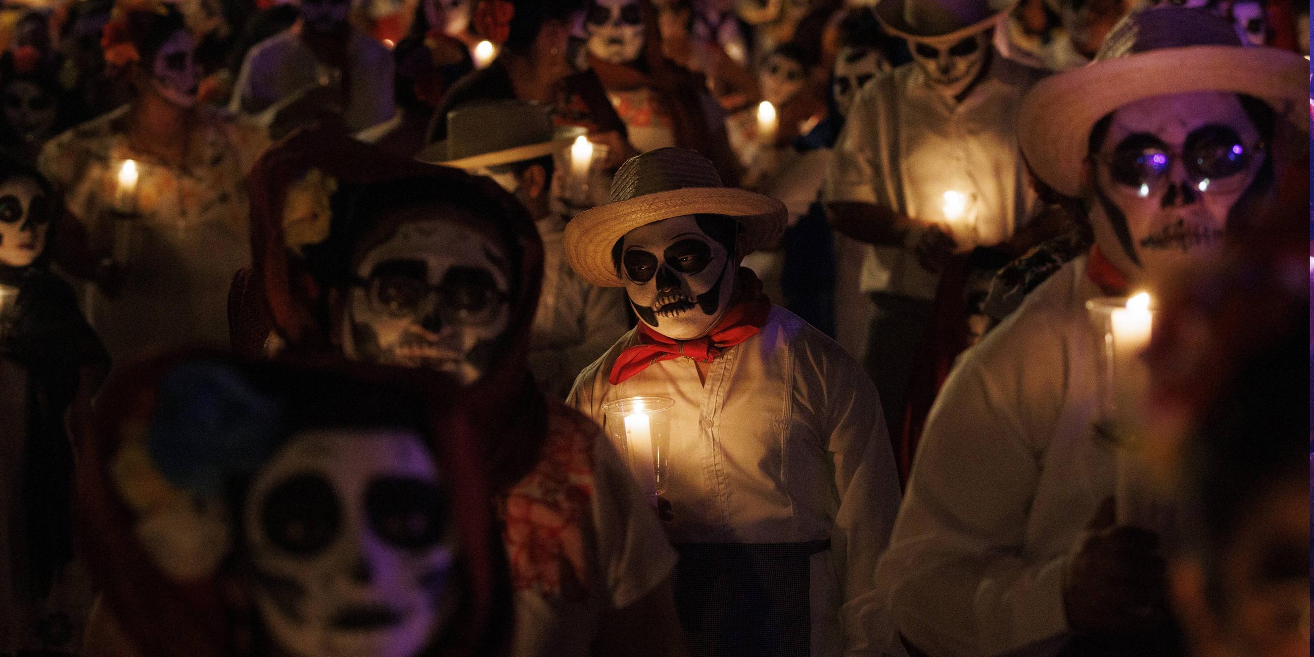 Menschen nehmen am traditionellen „Paseo de las Ánimas“ (Gang der Seelen) in Mérida, Yucatán, teil, Teil der Hanal Pixan-Feierlichkeiten zum Tag der Toten am 31. Oktober 2025.