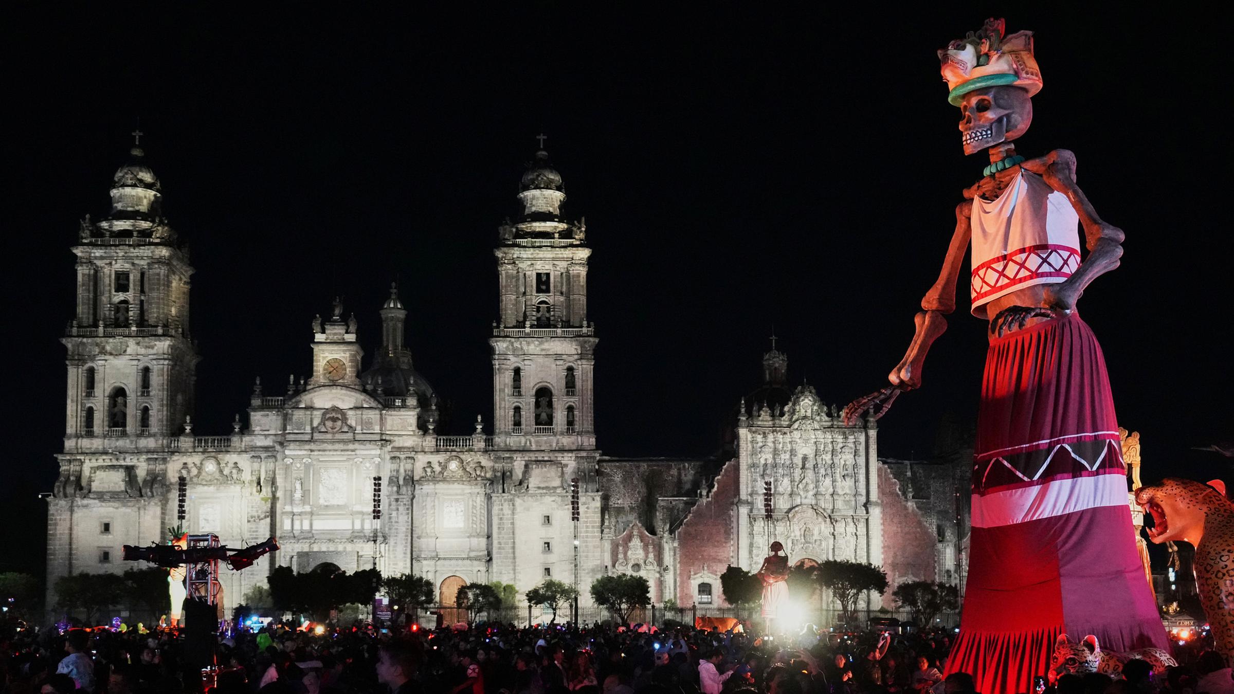 Eine Skelettskulptur steht auf einem Altar auf dem Zócalo, dem Hauptplatz von Mexiko-Stadt, vor dem Tag der Toten am Freitag, 31. Oktober 2025.