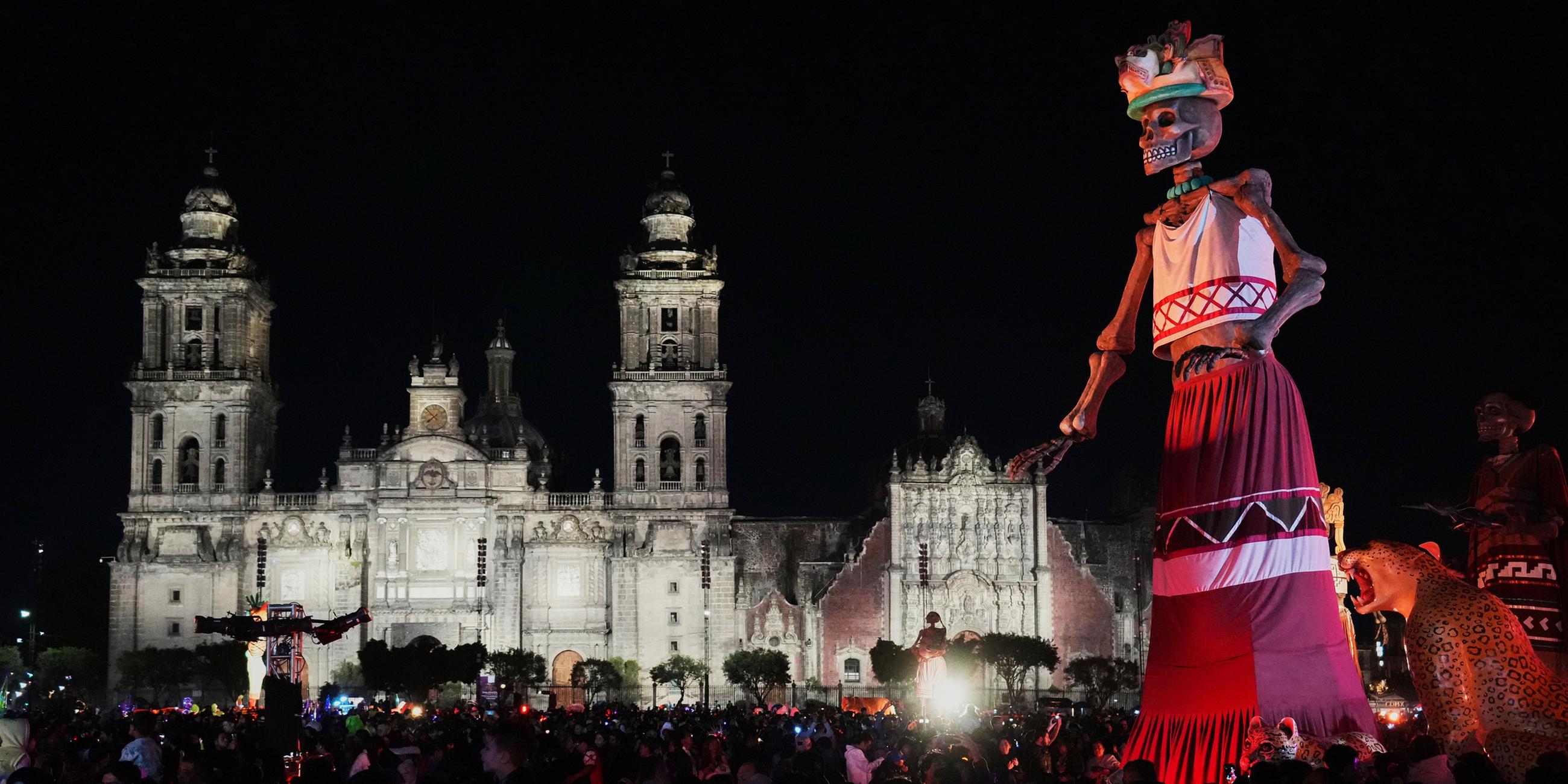 Eine Skelettskulptur steht auf einem Altar auf dem Zócalo, dem Hauptplatz von Mexiko-Stadt, vor dem Tag der Toten am Freitag, 31. Oktober 2025.