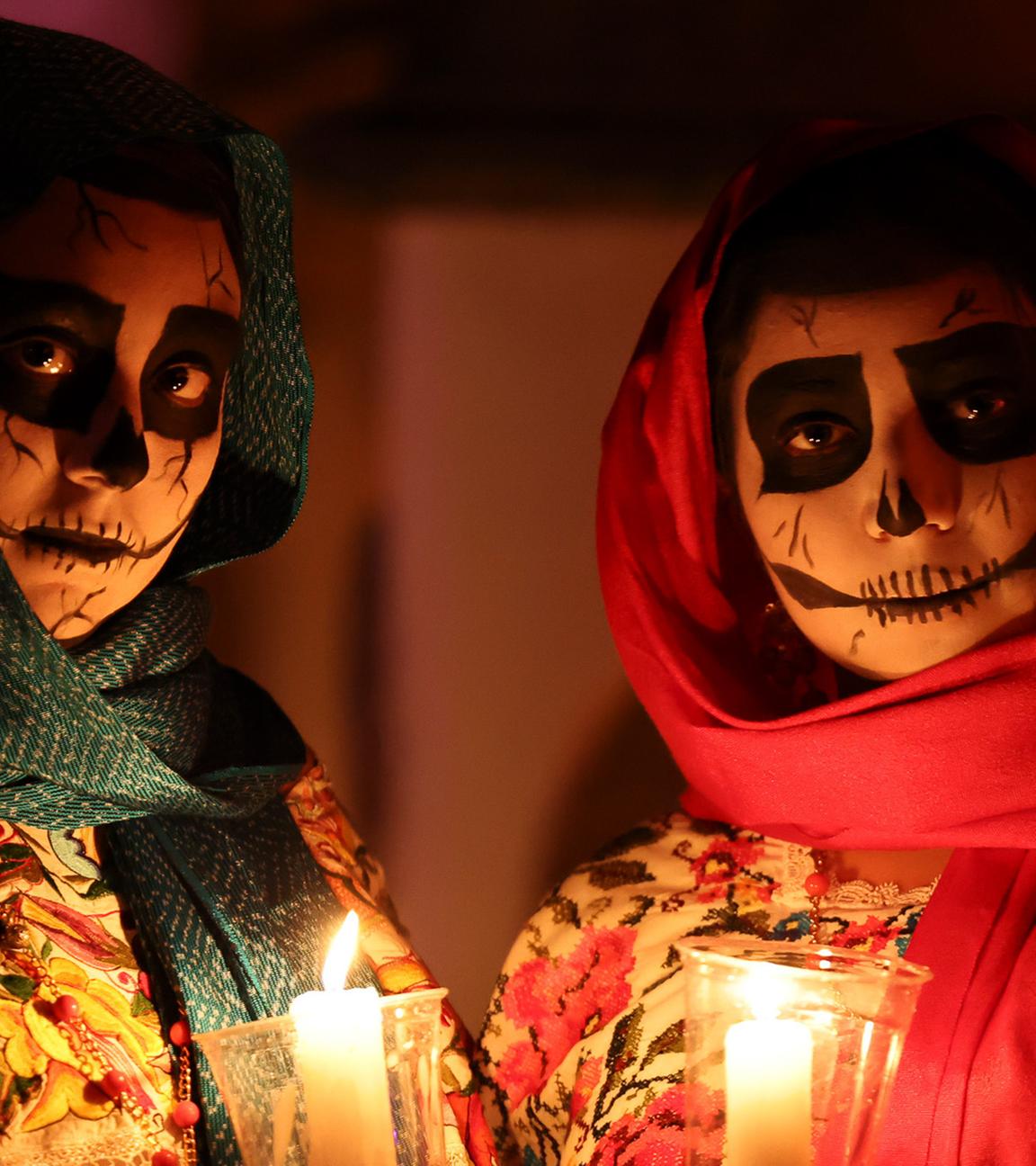 Menschen nehmen am traditionellen „Paseo de las Ánimas“ (Gang der Seelen) teil, der Teil der Feierlichkeiten zum Tag der Toten ist, in den Straßen von Mérida, Yucatán, Mexiko, am 31. Oktober 2025.