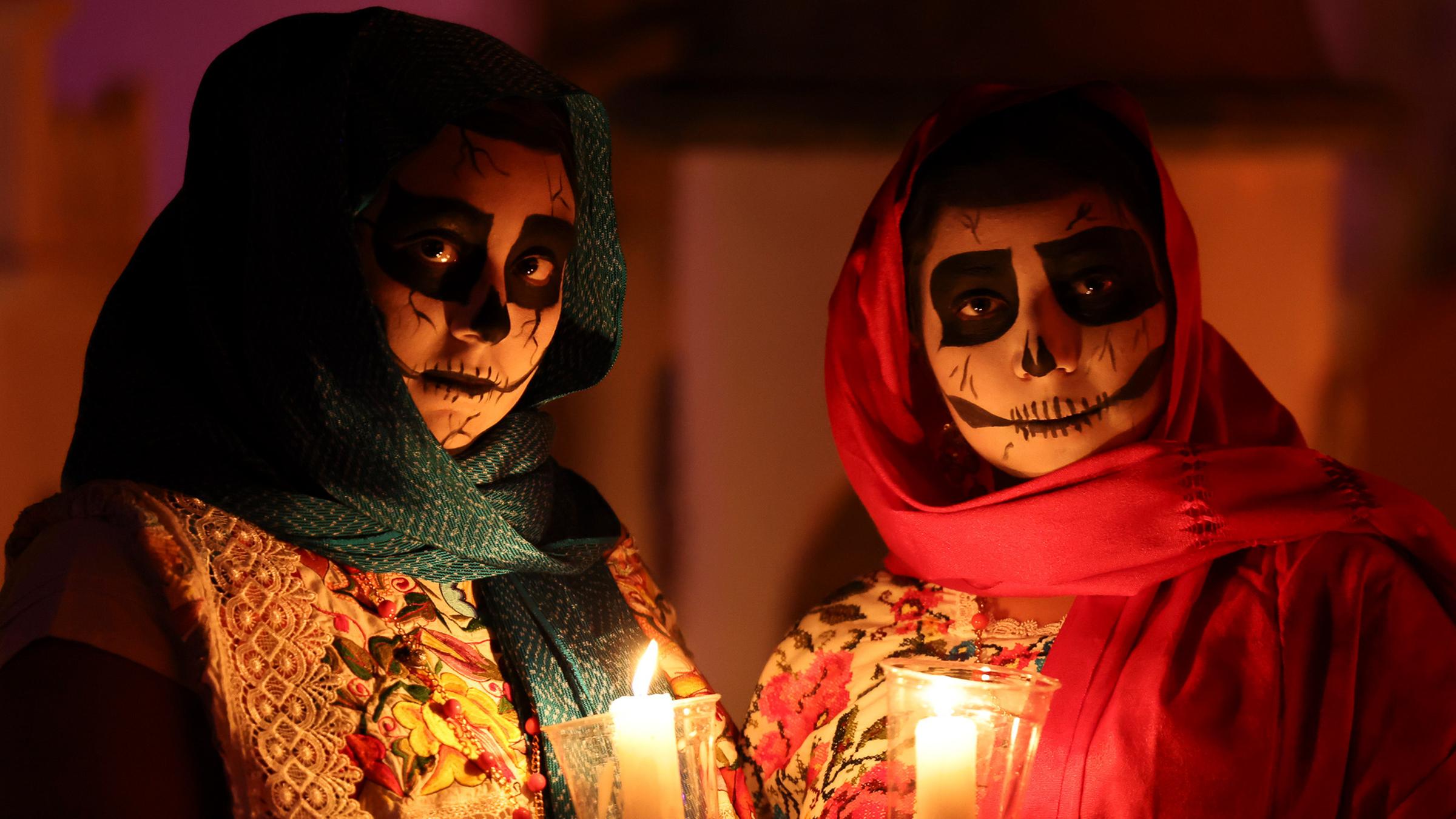 Menschen nehmen am traditionellen „Paseo de las Ánimas“ (Gang der Seelen) teil, der Teil der Feierlichkeiten zum Tag der Toten ist, in den Straßen von Mérida, Yucatán, Mexiko, am 31. Oktober 2025.