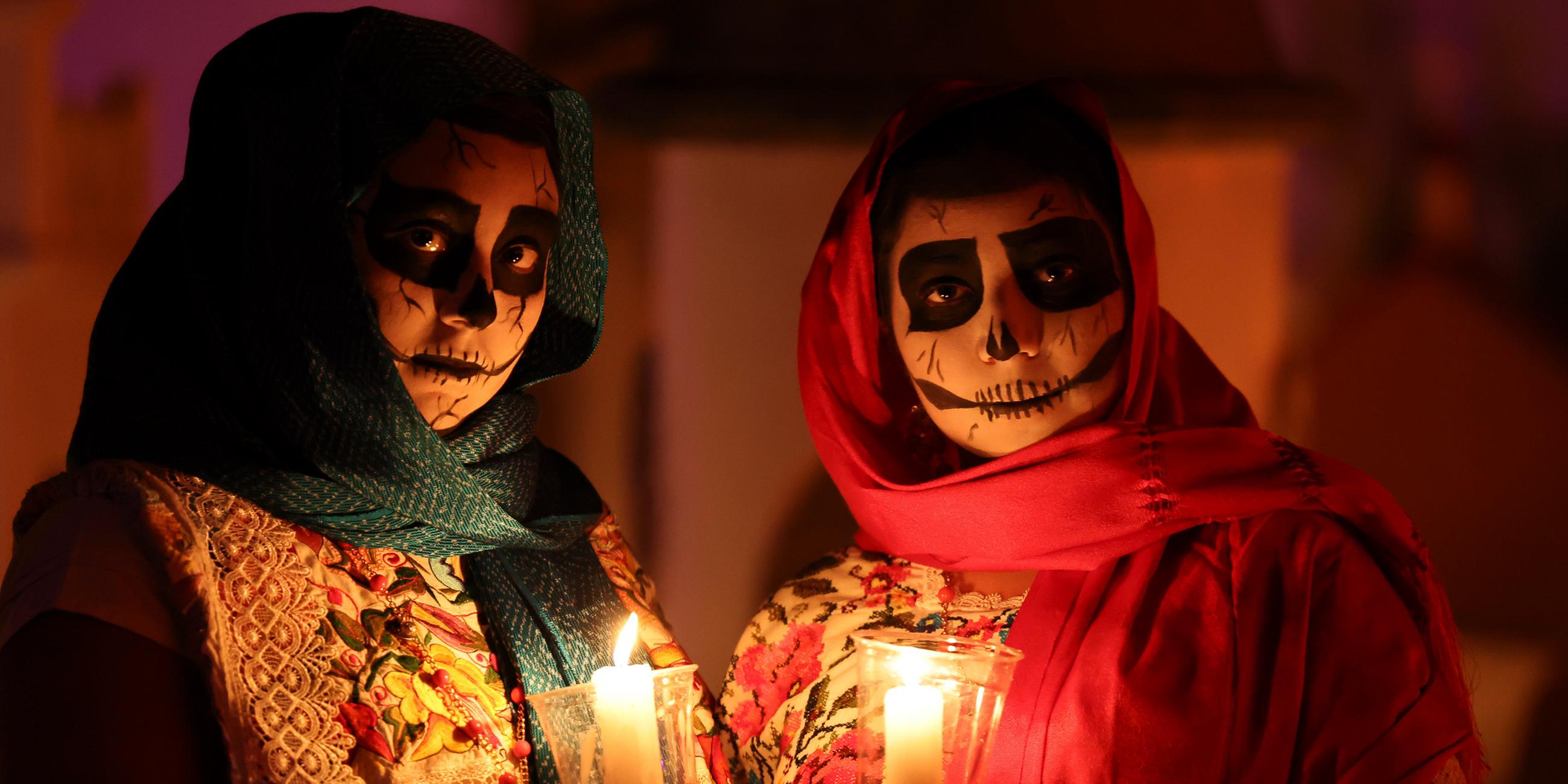 Menschen nehmen am traditionellen „Paseo de las Ánimas“ (Gang der Seelen) teil, der Teil der Feierlichkeiten zum Tag der Toten ist, in den Straßen von Mérida, Yucatán, Mexiko, am 31. Oktober 2025.