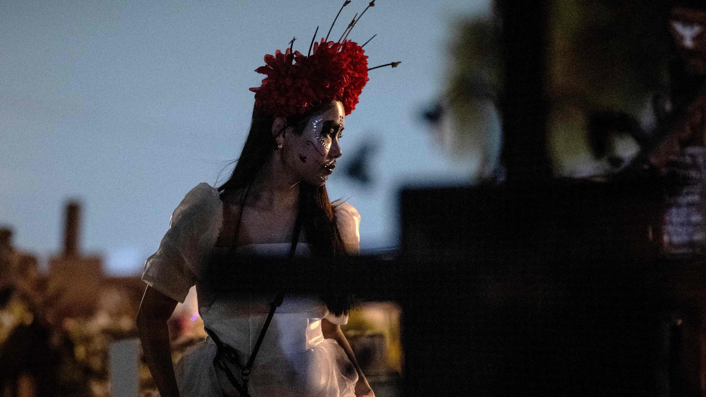 Eine verkleidete Frau bei der Parade in Mexiko City.