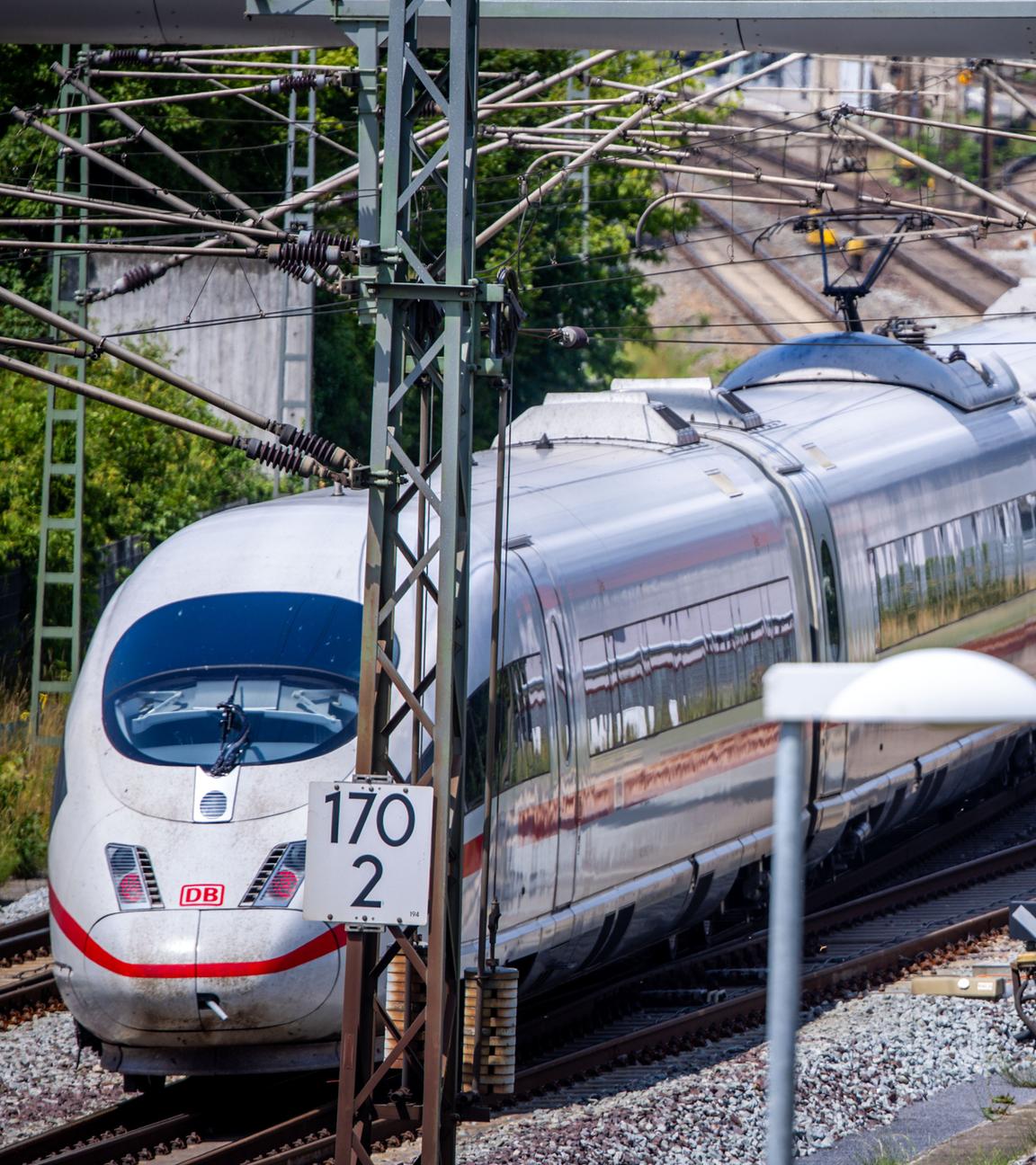 14.07.2025, Mecklenburg-Vorpommern, Ludwigslust: Ein ICE fährt ohne Halt durch den Bahnhof.