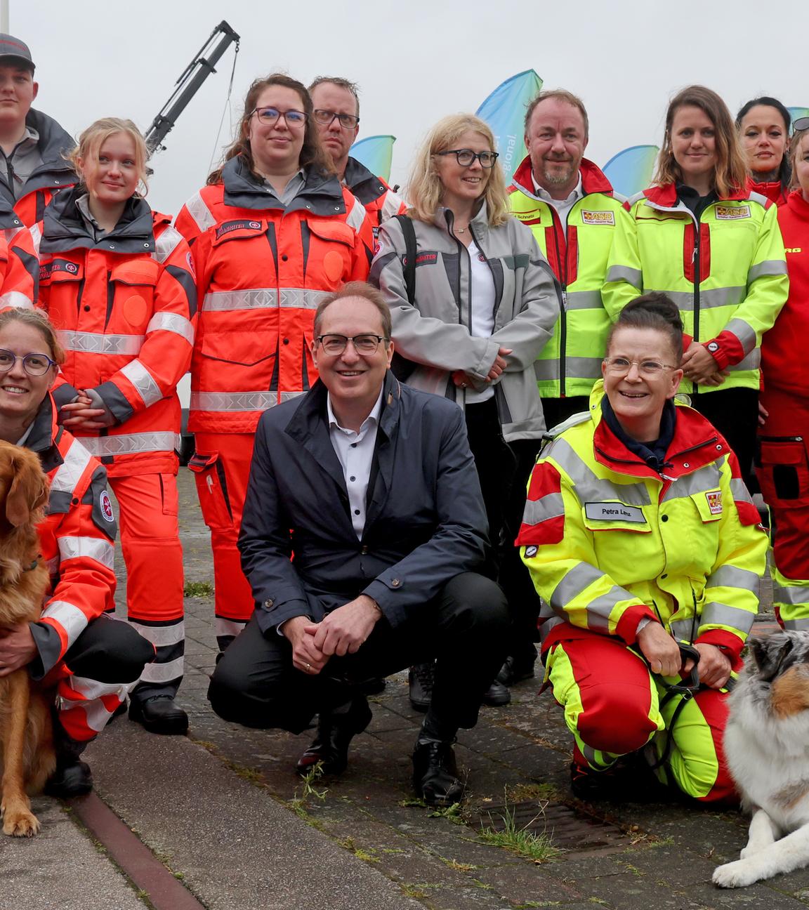 Alexander Dobrindt (CSU), Bundesinnenminister, besucht die Rettungshundestaffel beim bundesweiten Bevölkerungsschutztag im Stadthafen der Hansestadt. 