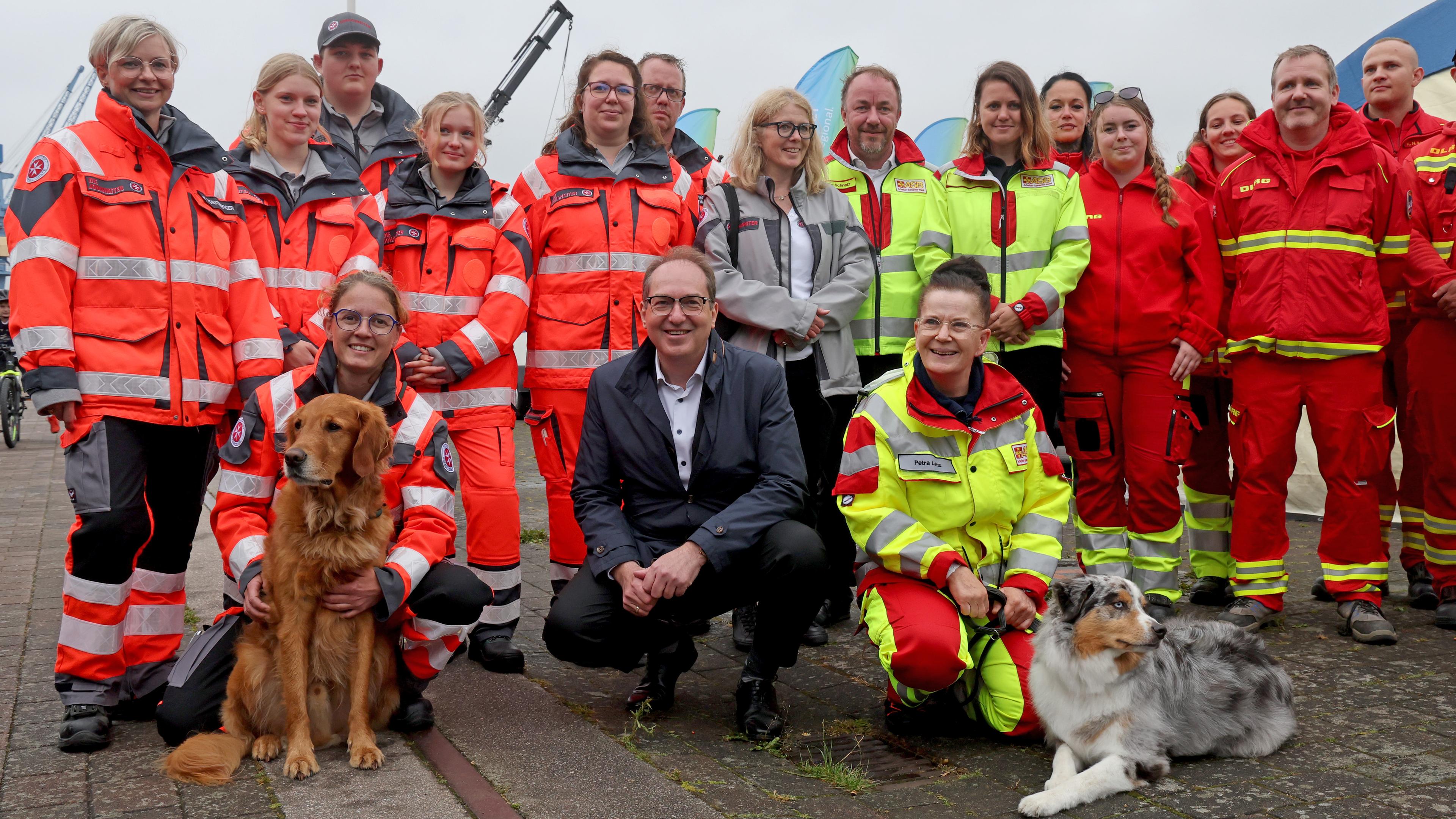 Alexander Dobrindt (CSU), Bundesinnenminister, besucht die Rettungshundestaffel beim bundesweiten Bevölkerungsschutztag im Stadthafen der Hansestadt. 