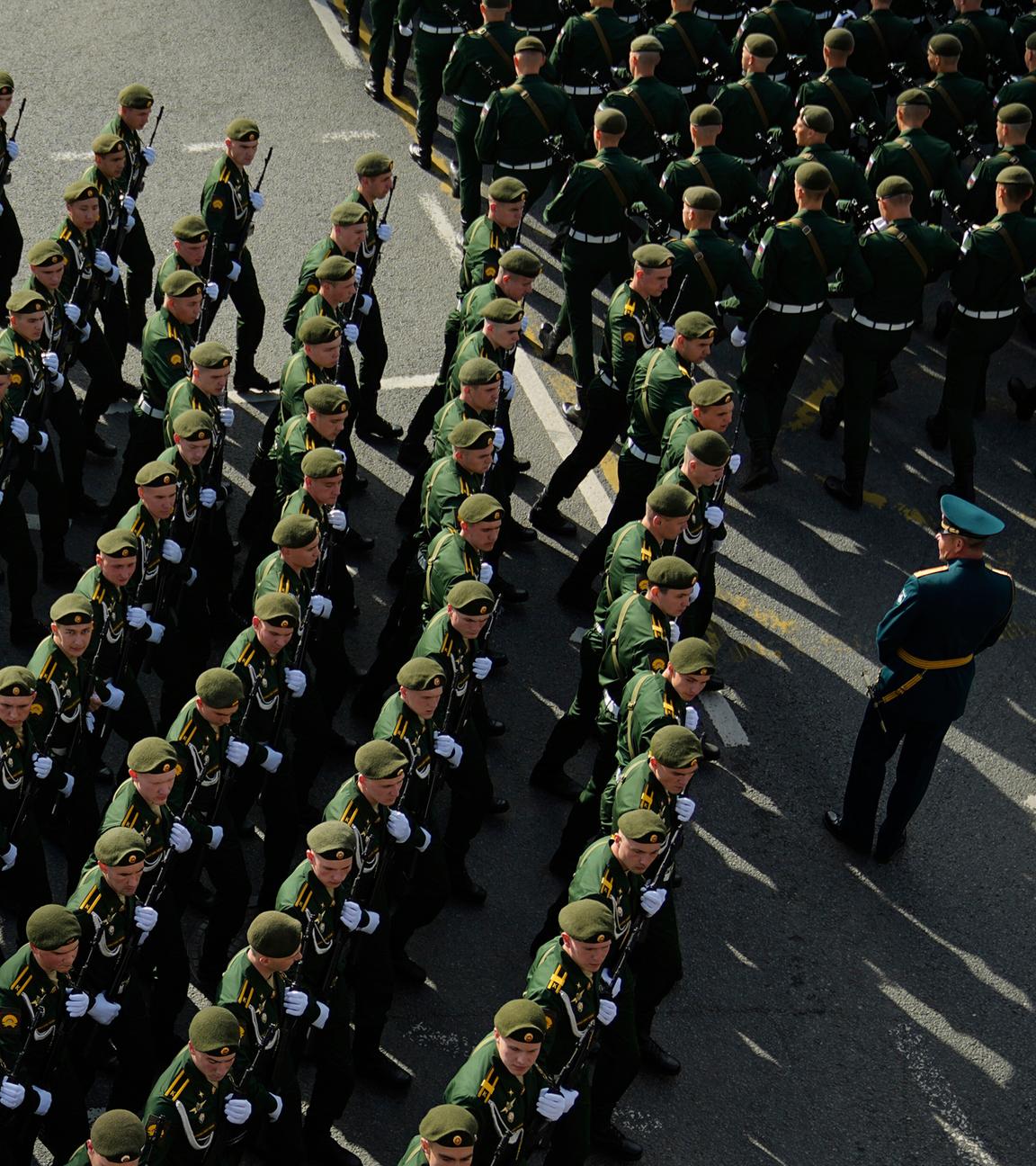Russische Soldaten marschieren in Formation.