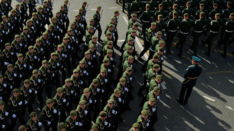 Russische Soldaten marschieren in Formation.