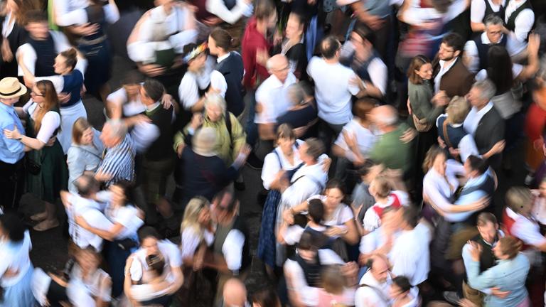Gäste tanzen beim Kocherlball am Chinesischen Turm.