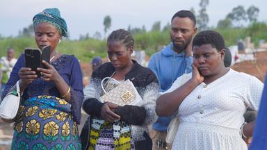 Familie und Freunde versammeln sich in Bunia in der Provinz Ituri im Osten des Landes zu einer Trauerfeier für ein dreijähriges Mädchen, das an Ebola gestorben ist.