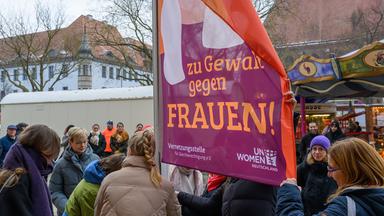 Frauen der Stadt Frankfurt (Oder) hissen die Orange Day Flagge anlässlich einer Kundgebung zum Internationalen Tag zur Beseitigung von Gewalt gegen Frauen.
