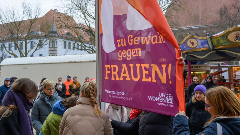 Frauen der Stadt Frankfurt (Oder) hissen die Orange Day Flagge anlässlich einer Kundgebung zum Internationalen Tag zur Beseitigung von Gewalt gegen Frauen.