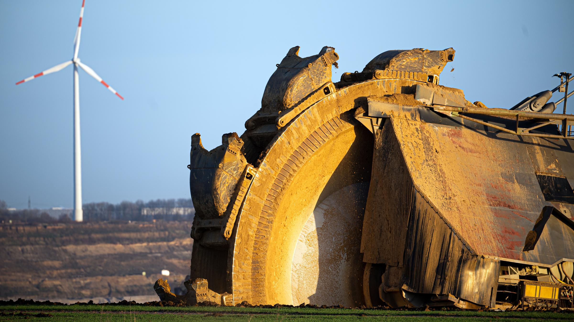 Die Schaufel eines Schaufelradbaggers im Braunkohletagebau Garzweiler.