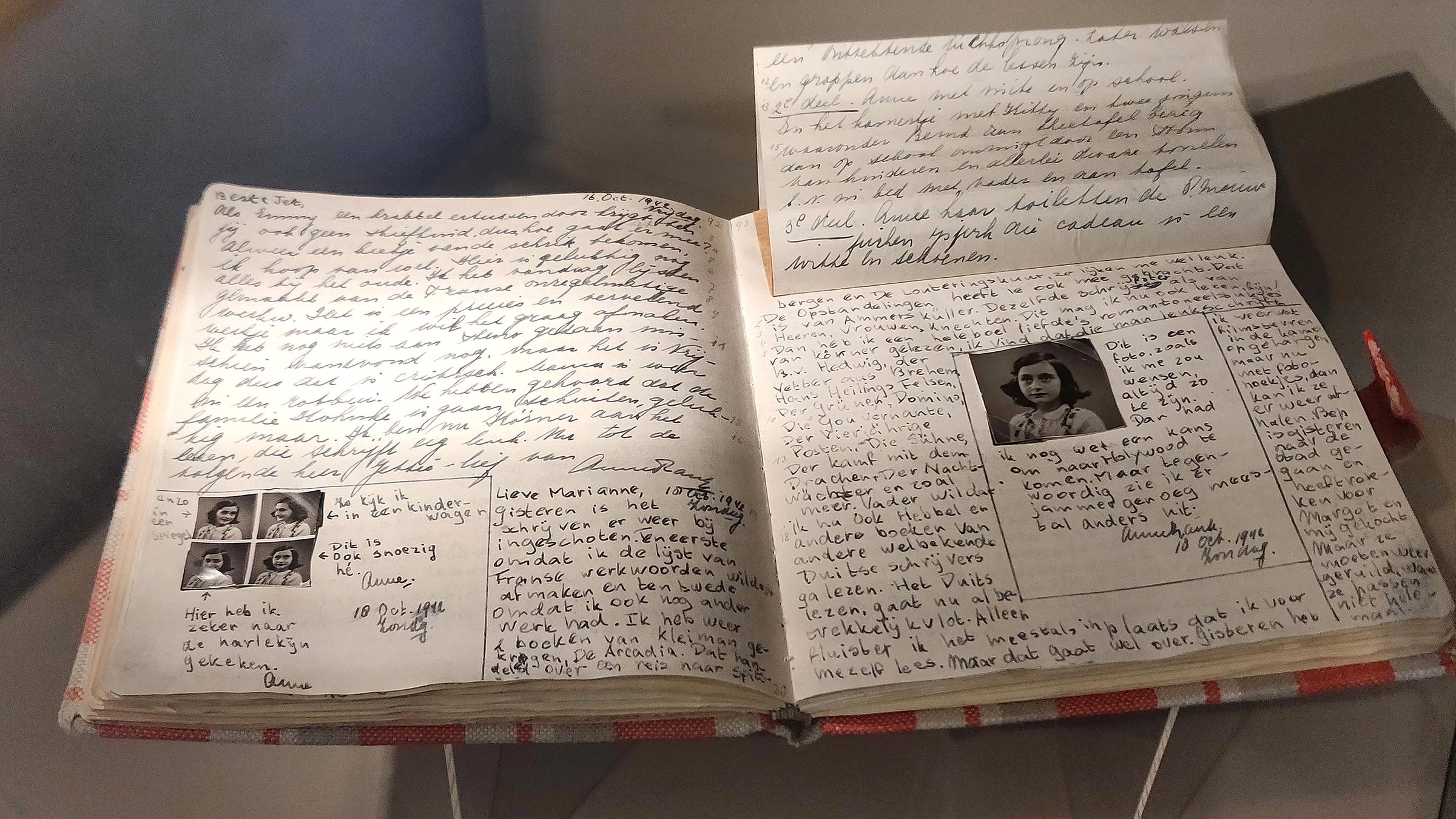 Eine Kopie von Anne Franks Tagebuch liegt in der Ausstellung "Alles über Anne" im Anne Frank Zentrum in Berlin