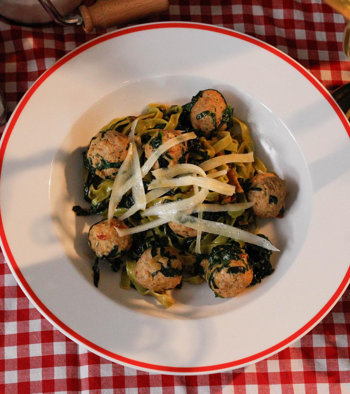Tagliatelle mit Bratwurst-Bällchen in Spinatsauce