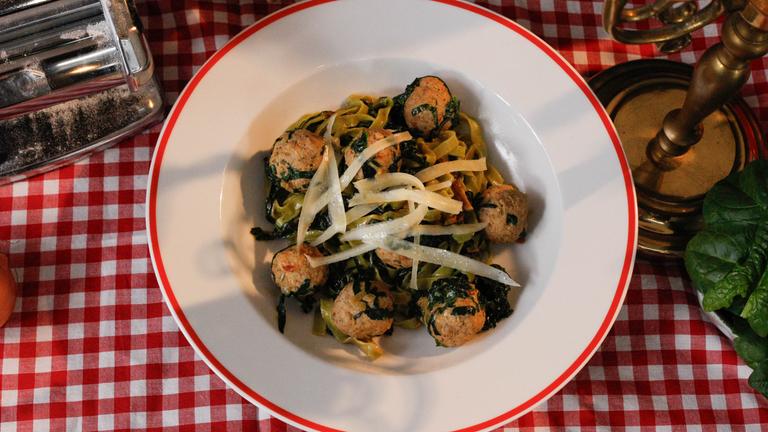 Tagliatelle mit Bratwurst-Bällchen in Spinatsauce