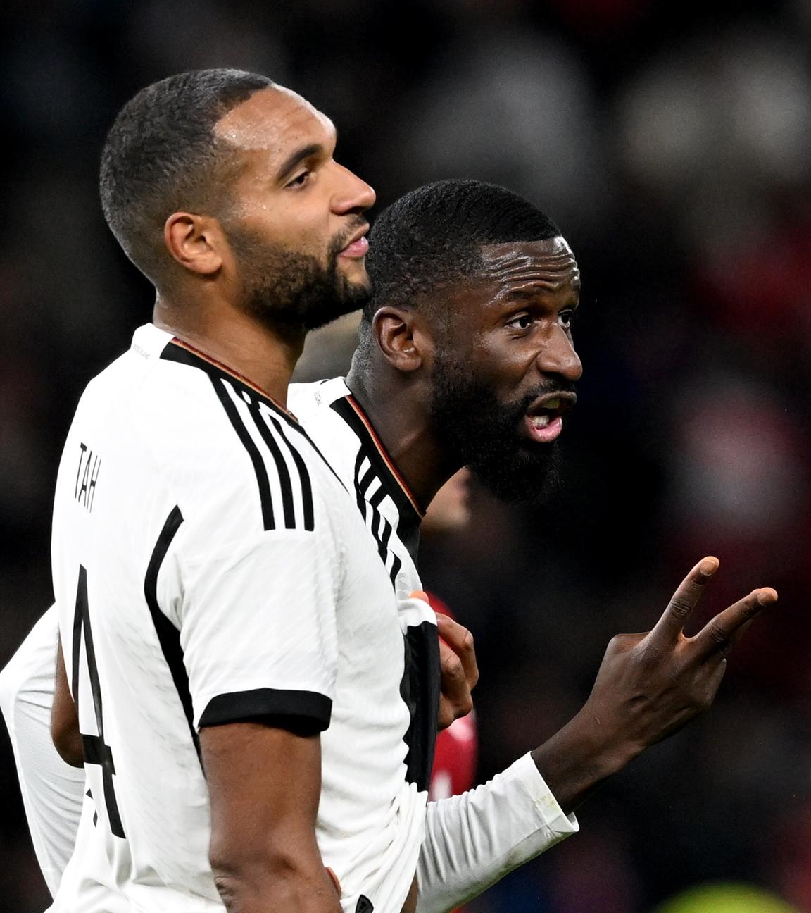 Jonathan Tah (l.) und Abwehrkollege Antonio Rüdiger beim Länderspiel der DFB-Elf gegen die Türkei am 18. November 2023.