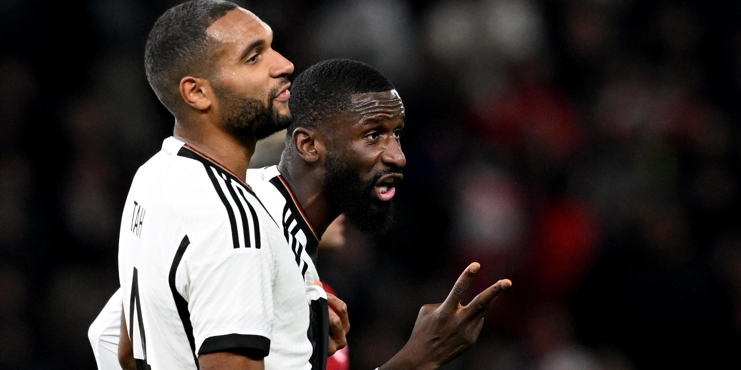 Jonathan Tah (l.) und Abwehrkollege Antonio Rüdiger beim Länderspiel der DFB-Elf gegen die Türkei am 18. November 2023.