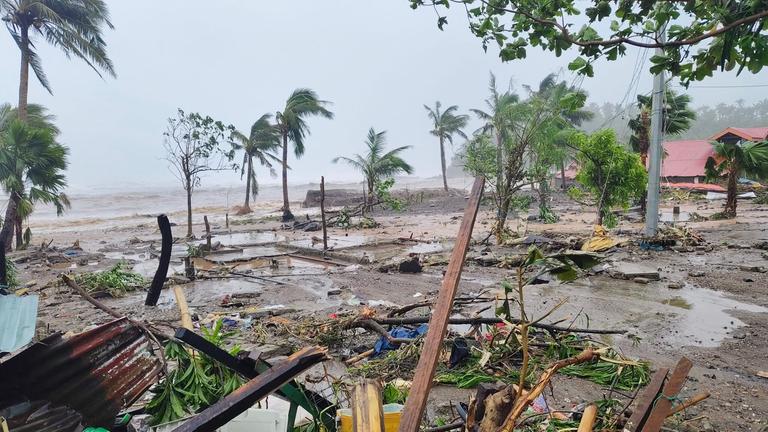 Dieses Foto zeigt ein Gebiet, das am 9. November 2025 vom Taifun Fung-wong in der Provinz Catanduanes auf den Philippinen heimgesucht wurde.