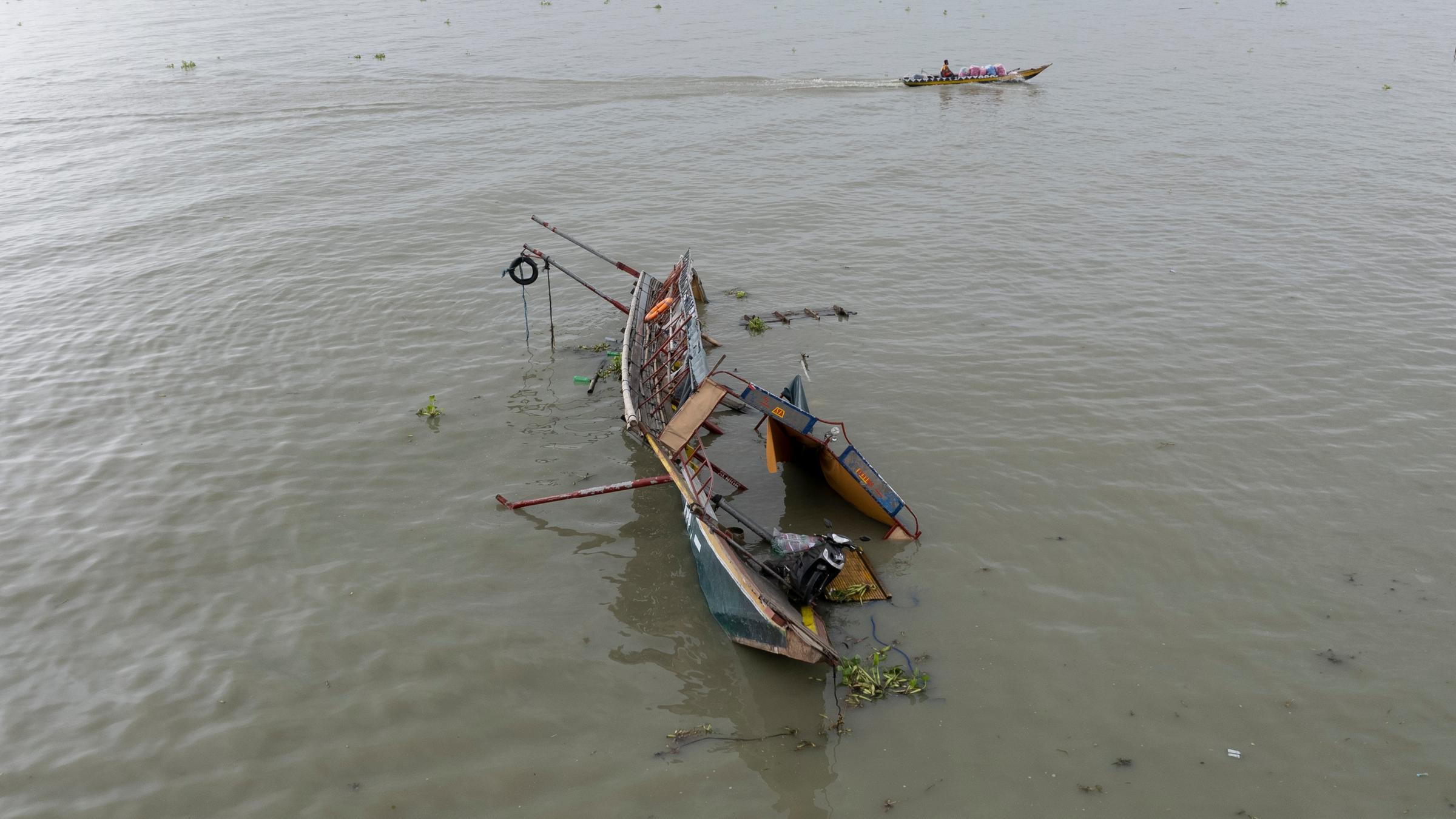 Dieses von einer Drohne aufgenommene Foto zeigt die Überreste eines Passagierschiffs.