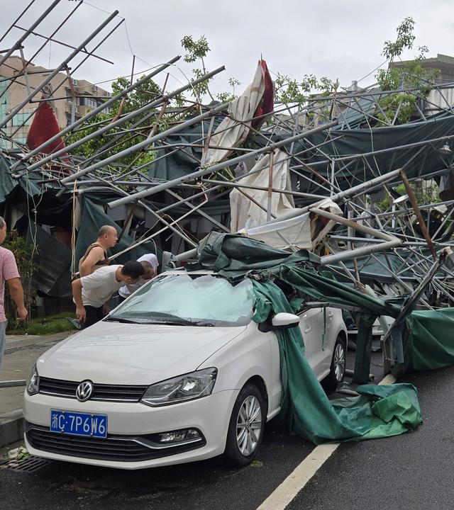 China: Wenzhou: Ein zerstörtes Haus und Auto nach dem Taifun "Dolphin".